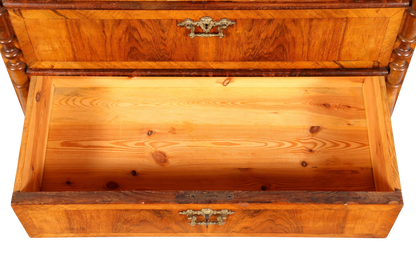 Hauptstadt Möblerei antike Gründerzeit Kommode aus Massivholz mit offener Schublade und verzierten Messingbeschlägen
