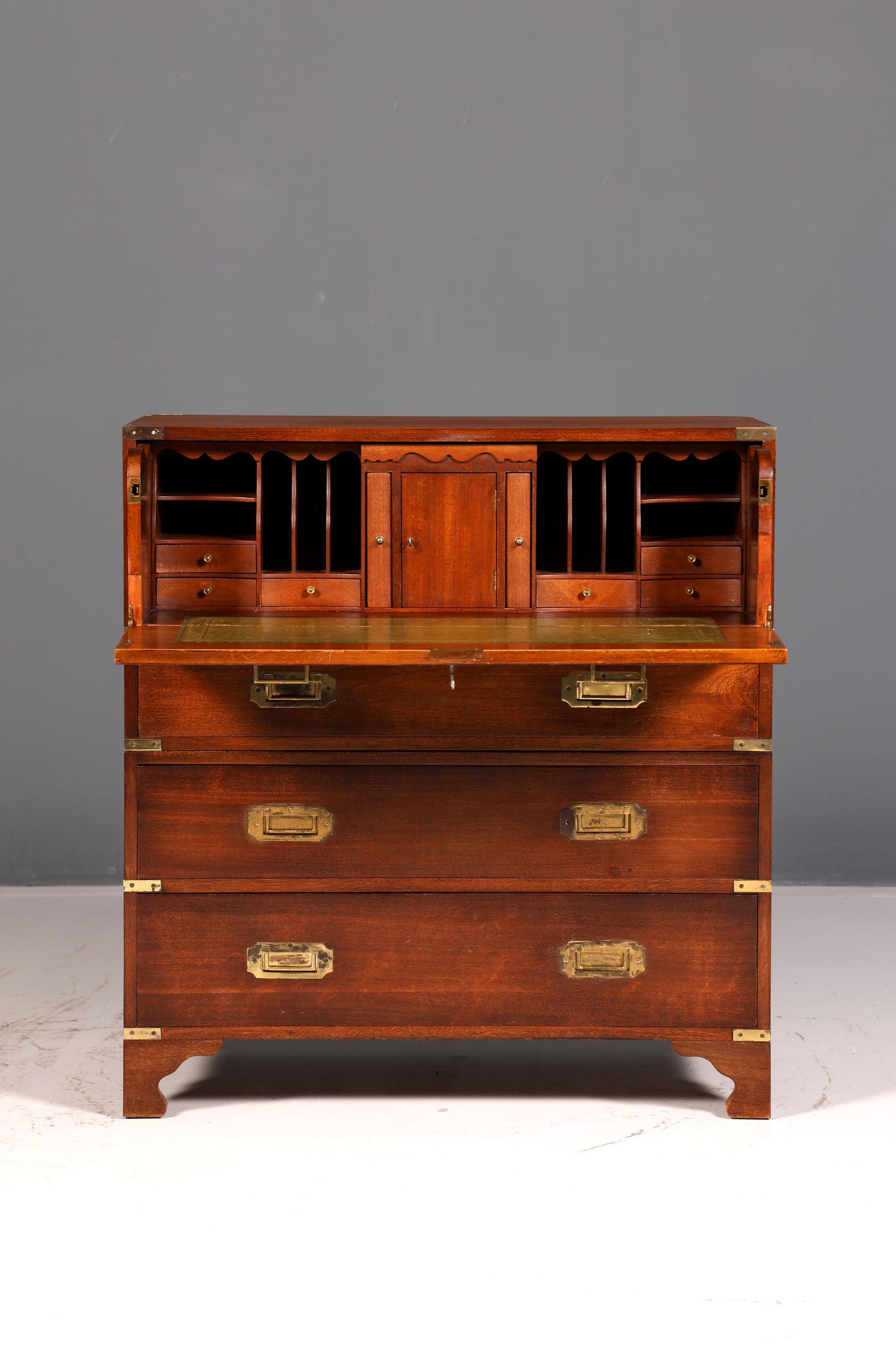 Magnifique secrétaire anglais maritime, commode-bureau avec sous-main en cuir véritable, bureau ancien vintage
