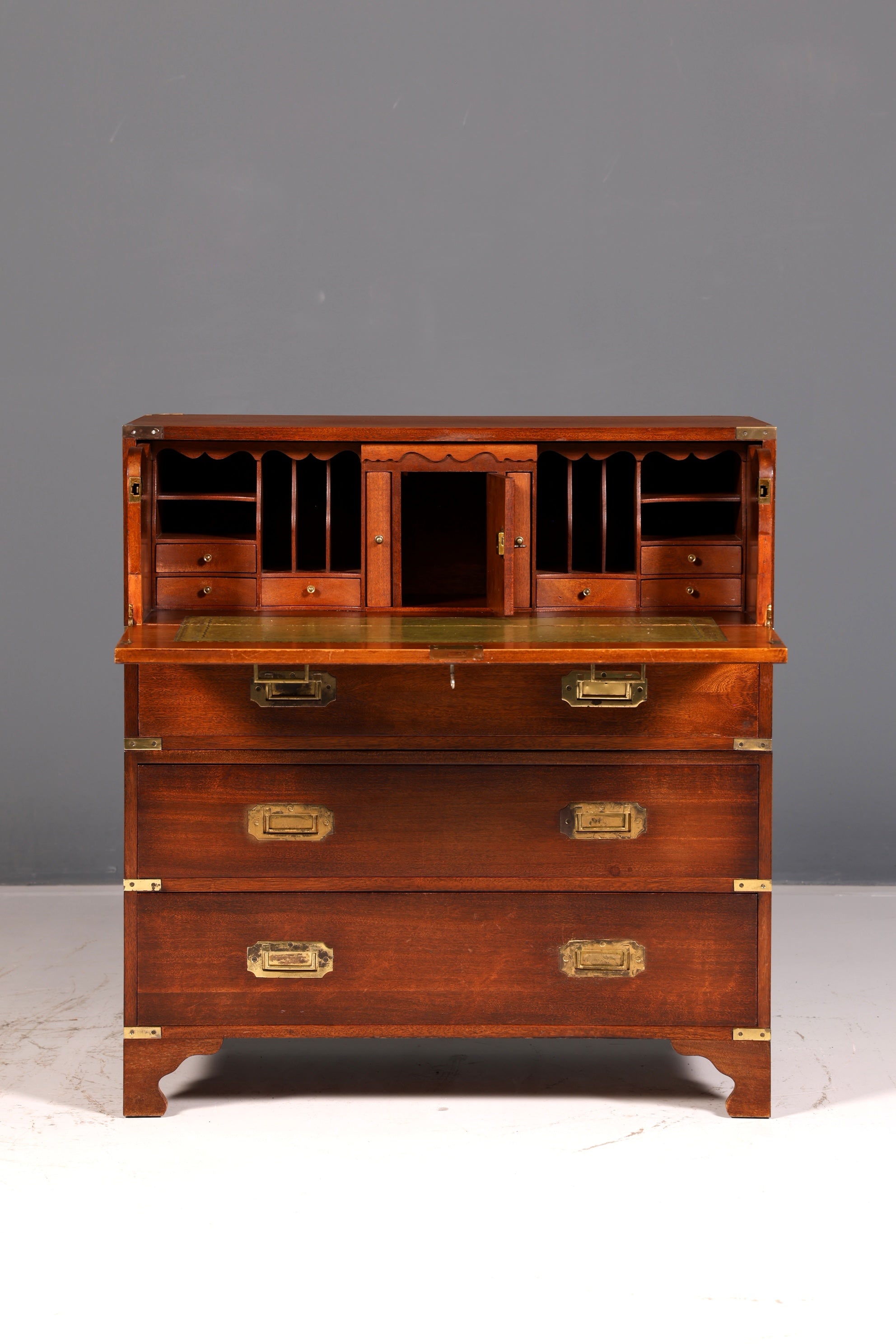 Magnifique secrétaire anglais maritime, commode-bureau avec sous-main en cuir véritable, bureau ancien vintage