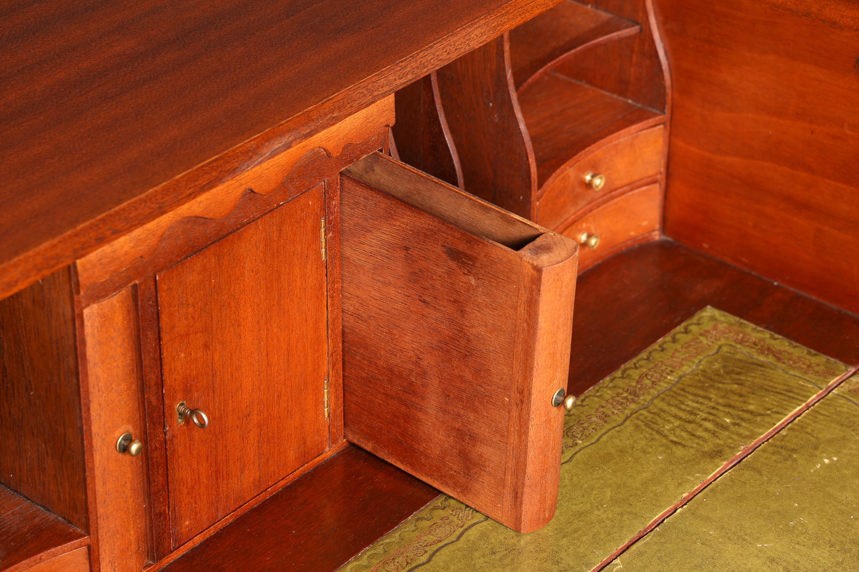 Magnifique secrétaire anglais maritime, commode-bureau avec sous-main en cuir véritable, bureau ancien vintage