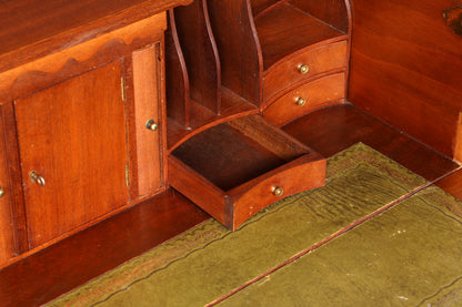 Magnifique secrétaire anglais maritime, commode-bureau avec sous-main en cuir véritable, bureau ancien vintage