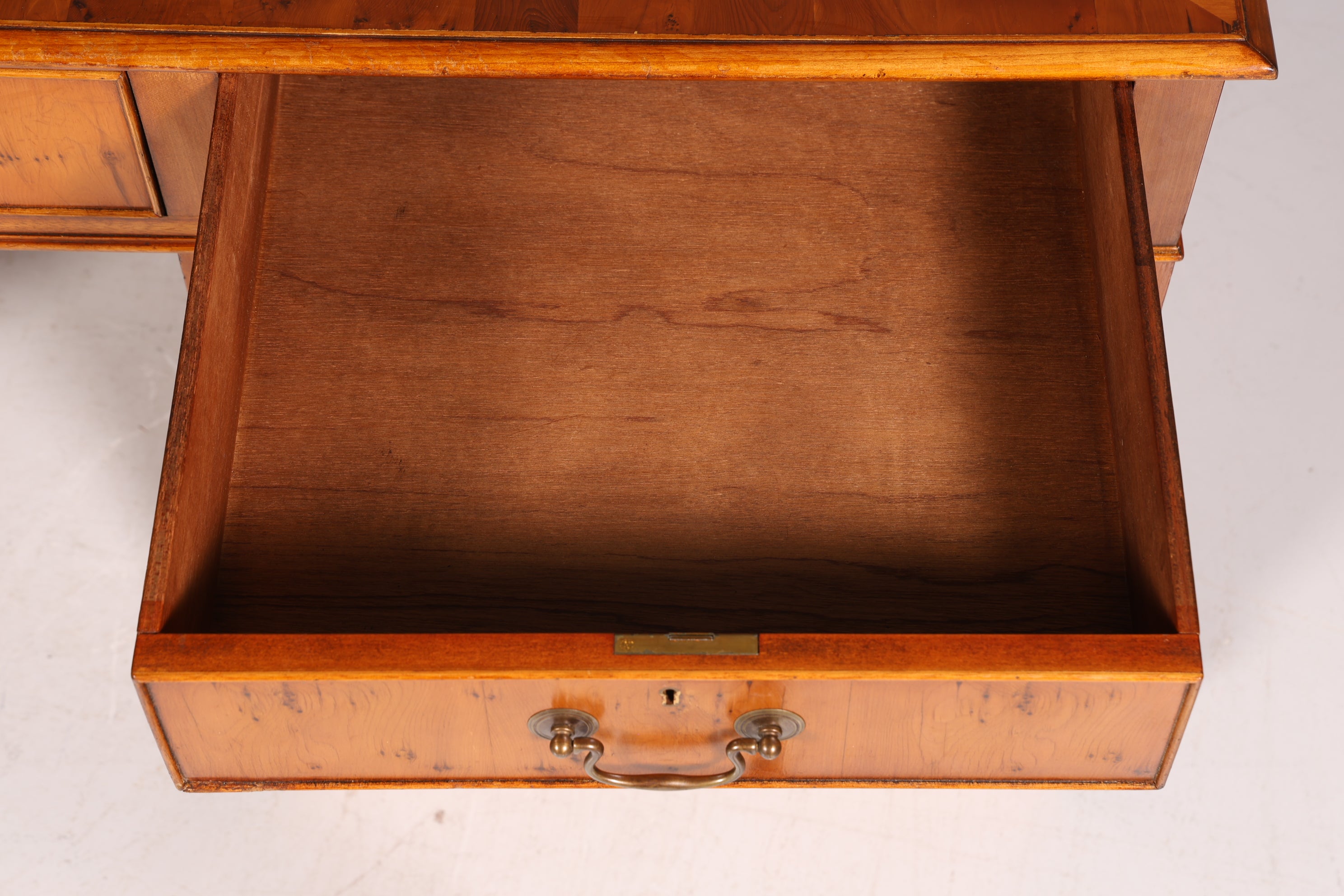 Bureau anglais de rêve, bureau en if anglais, plateau en cuir, bureau de style ancien