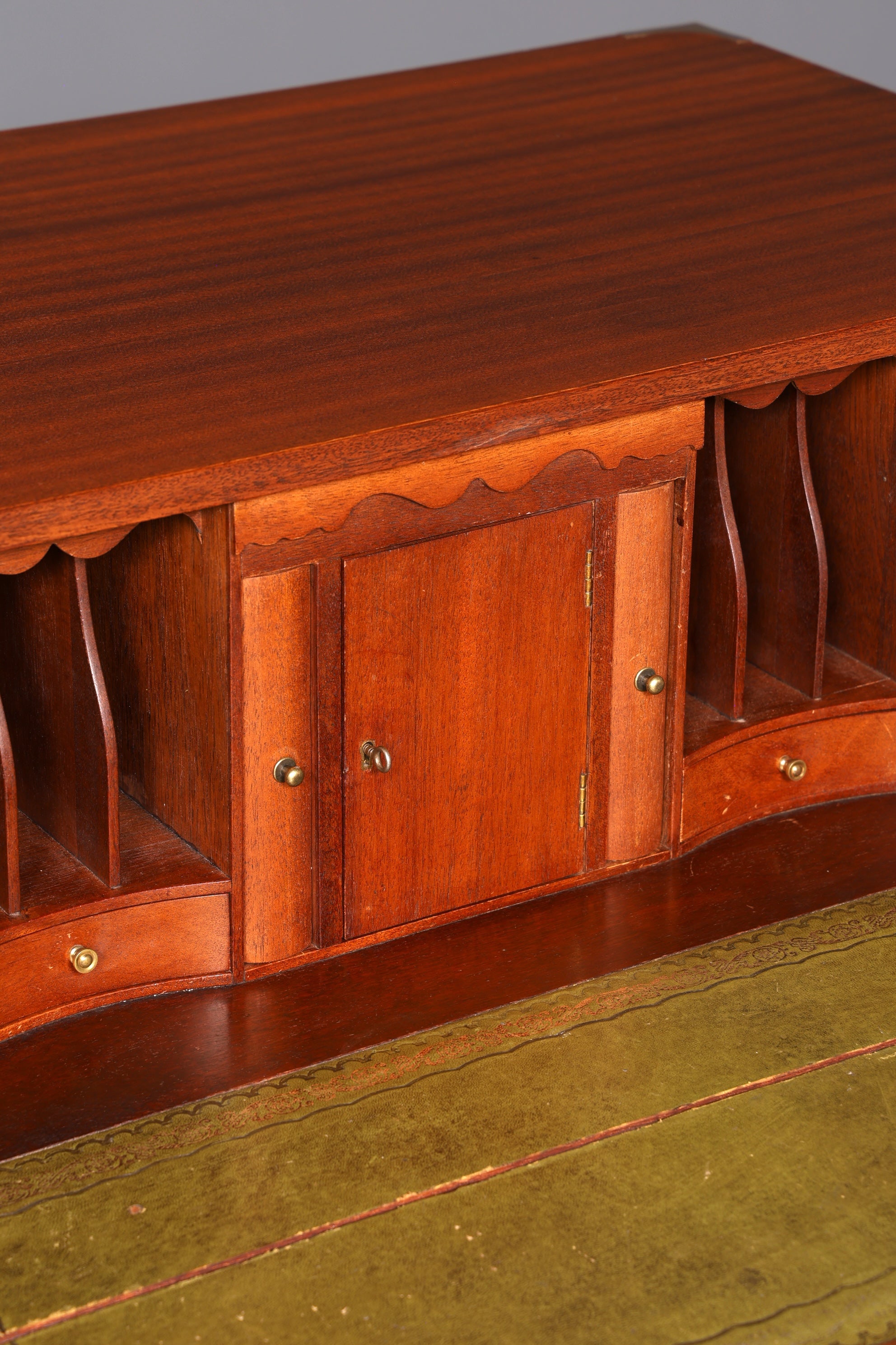 Magnifique secrétaire anglais maritime, commode-bureau avec sous-main en cuir véritable, bureau ancien vintage