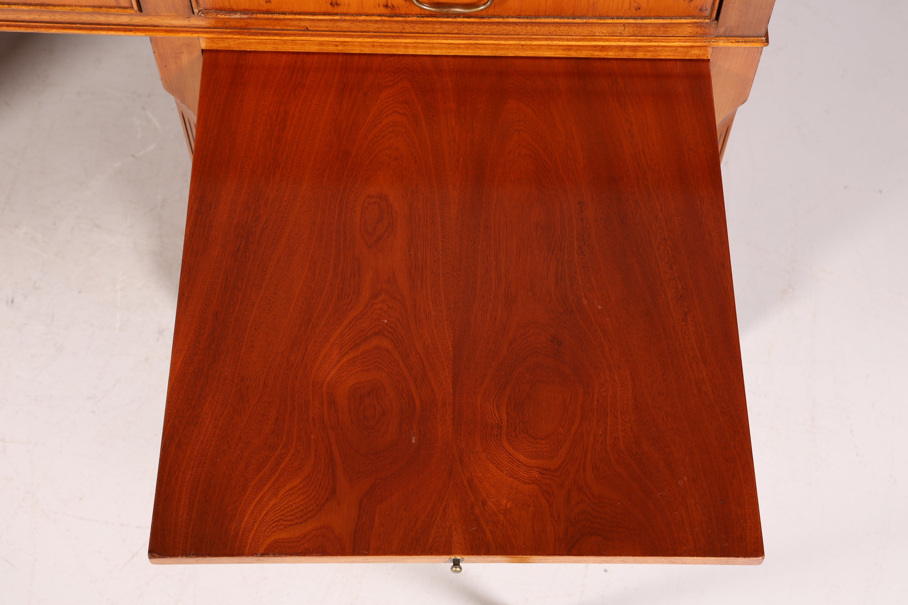 Bureau anglais de rêve, bureau en if anglais, plateau en cuir, bureau de style ancien