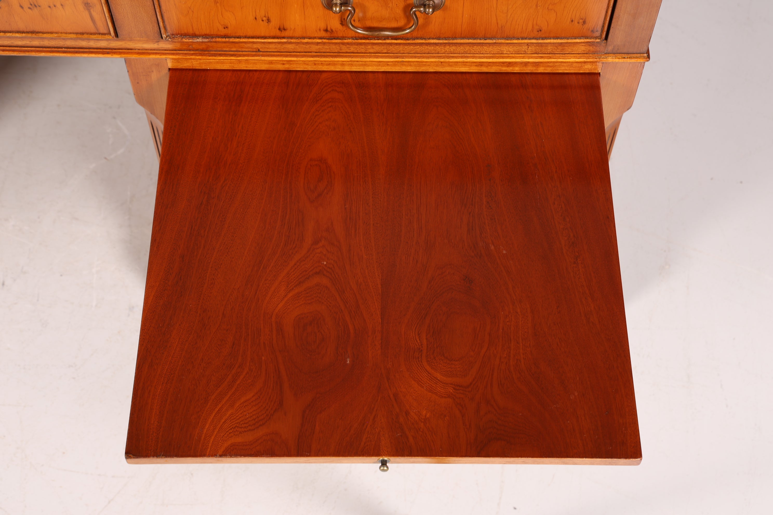 Bureau anglais de rêve, bureau en if anglais, plateau en cuir, bureau de style ancien