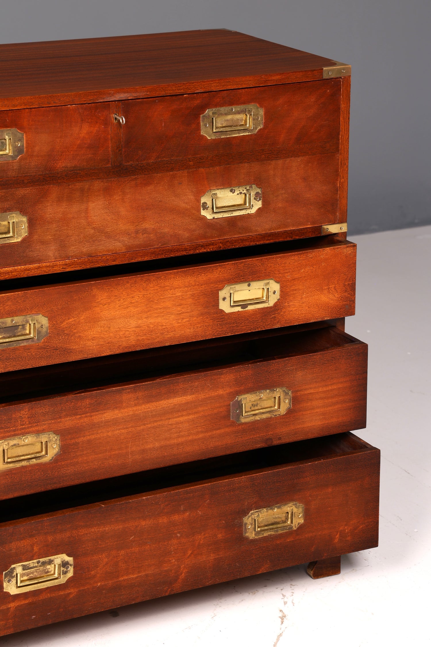 Magnifique secrétaire anglais maritime, commode-bureau avec sous-main en cuir véritable, bureau ancien vintage