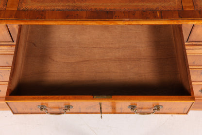 Bureau anglais de rêve, bureau en if anglais, plateau en cuir, bureau de style ancien