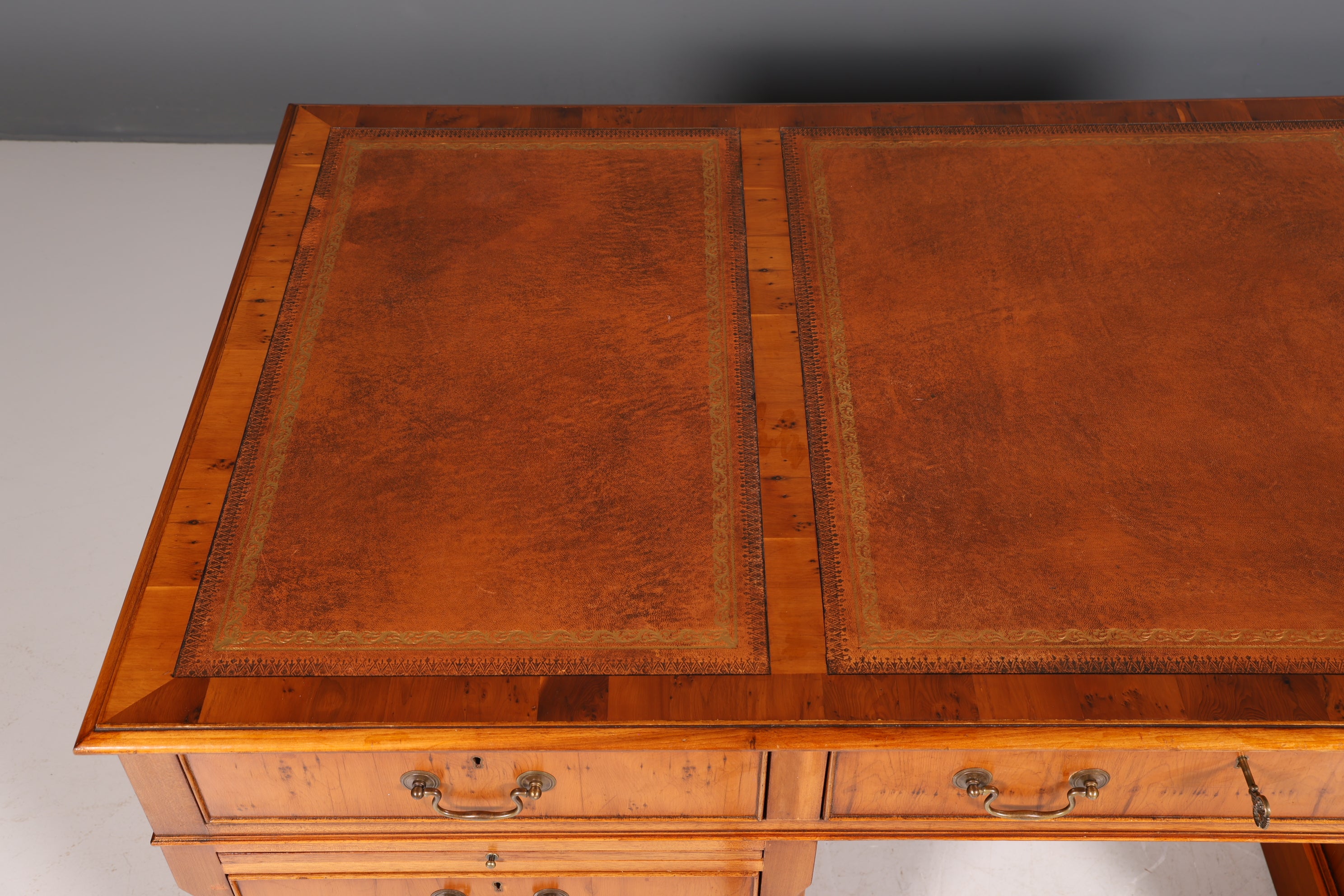 Bureau anglais de rêve, bureau en if anglais, plateau en cuir, bureau de style ancien