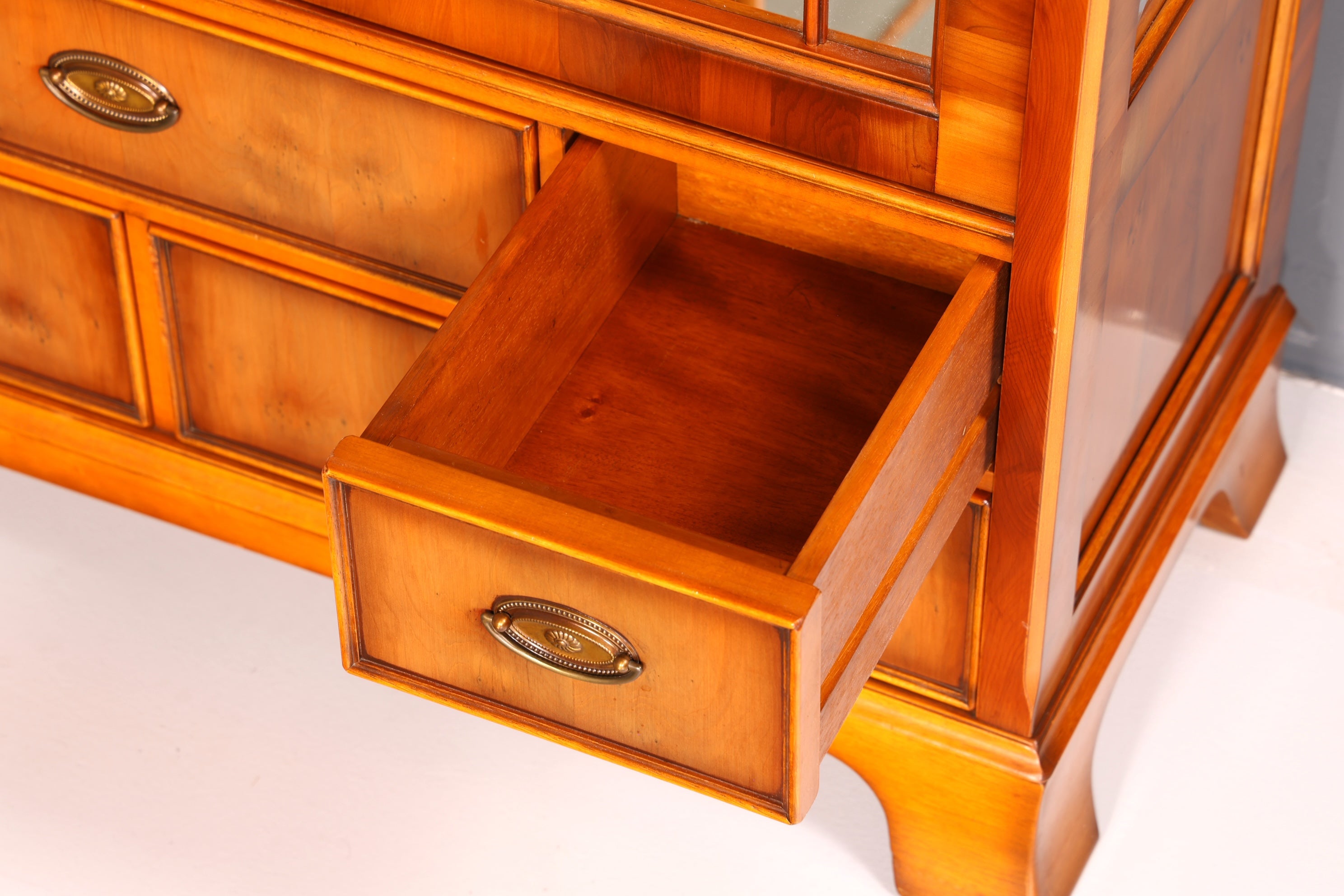 Wunderschöne Original Heldense Vitrine Englische Eibe Bücherschrank Glasvitrine mit Beleuchtung Antik