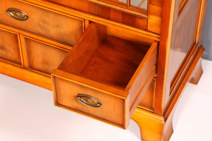 Wunderschöne Original Heldense Vitrine Englische Eibe Bücherschrank Glasvitrine mit Beleuchtung Antik