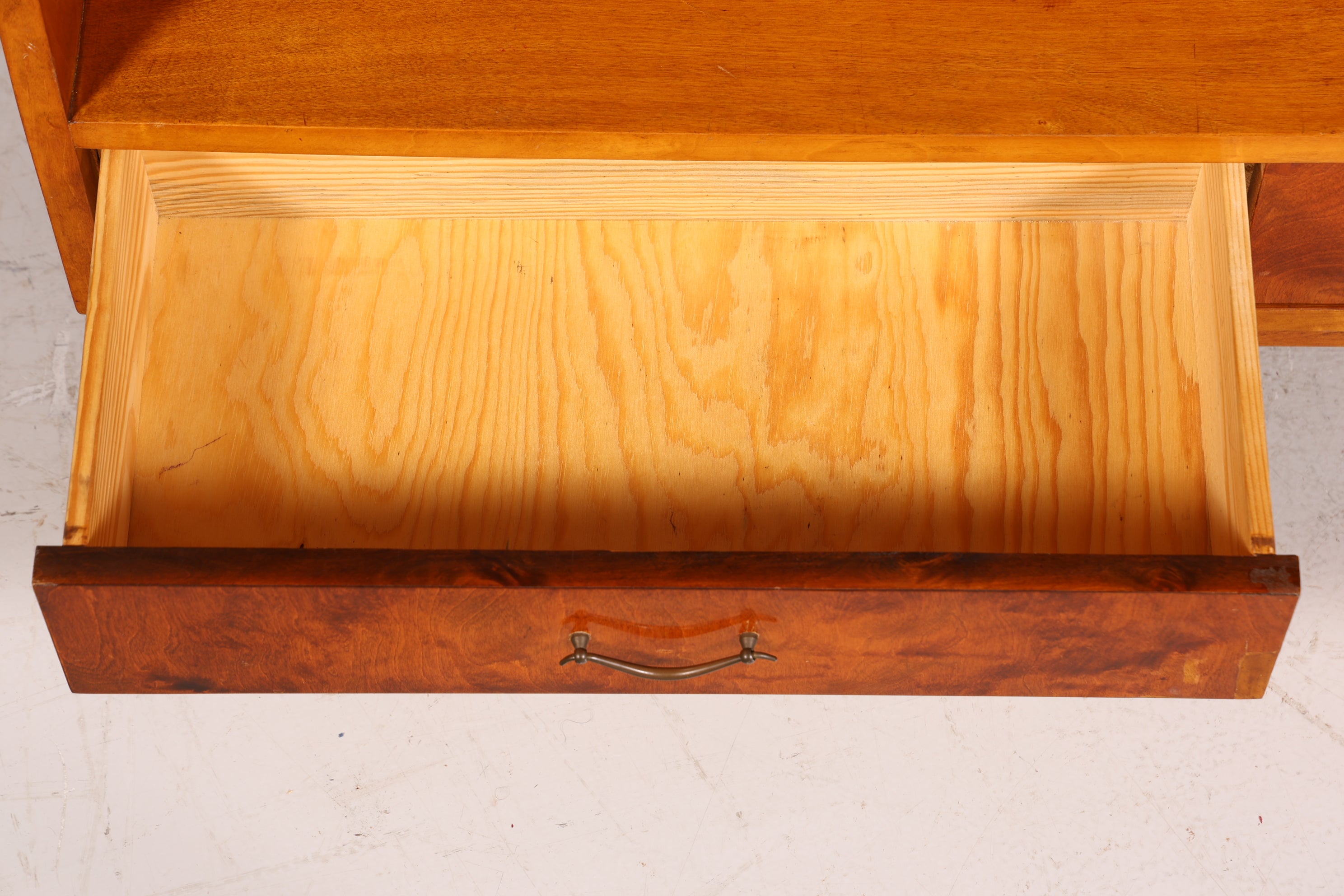 Magnifique bibliothèque vintage des années 1950, en bois véritable.