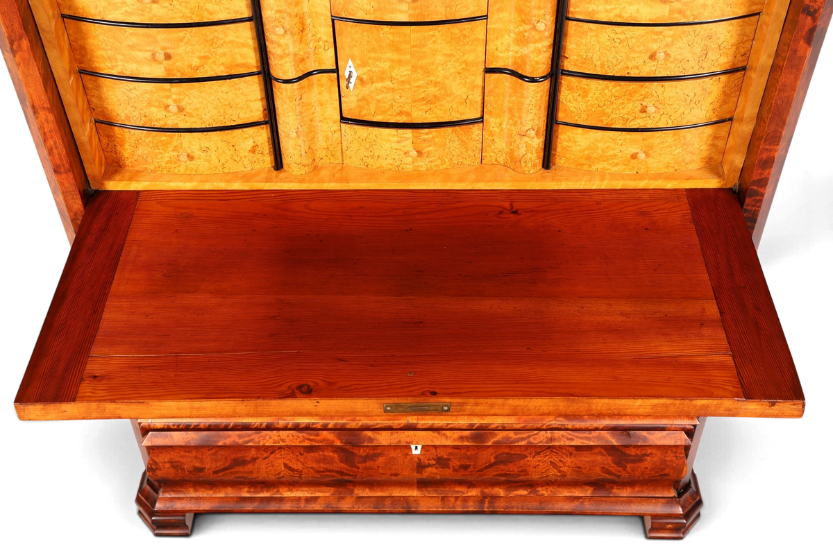 Hauptstadt Möblerei Biedermeier Sekretär aus Echtholz mit ausgeklappter Schreibplatte und detaillierten Schubladen