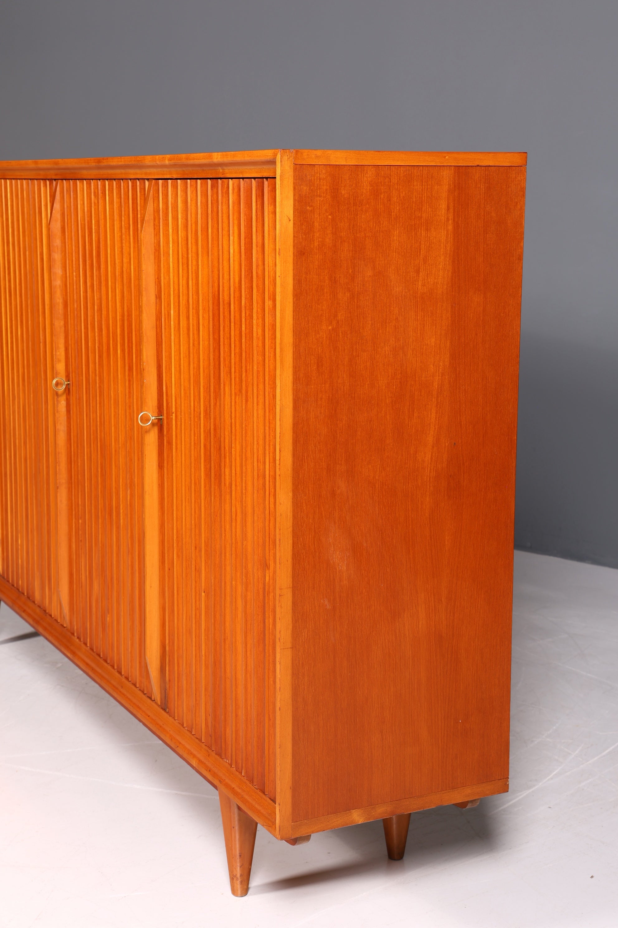 Meuble impressionnant réalisé par Leo Bub pour Bub Wertmöbel, armoire haute, classeur de style mid-century, armoire à linge