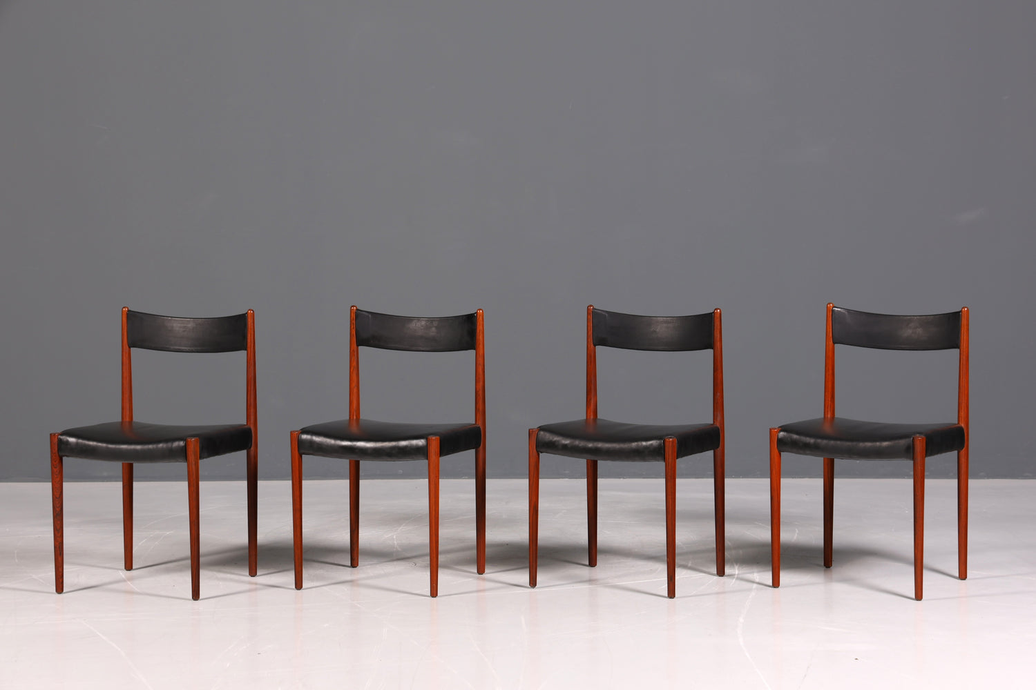Ensemble de 4 chaises de cuisine rétro en palissandre, style Mid-Century, avec revêtement en cuir véritable et design danois.