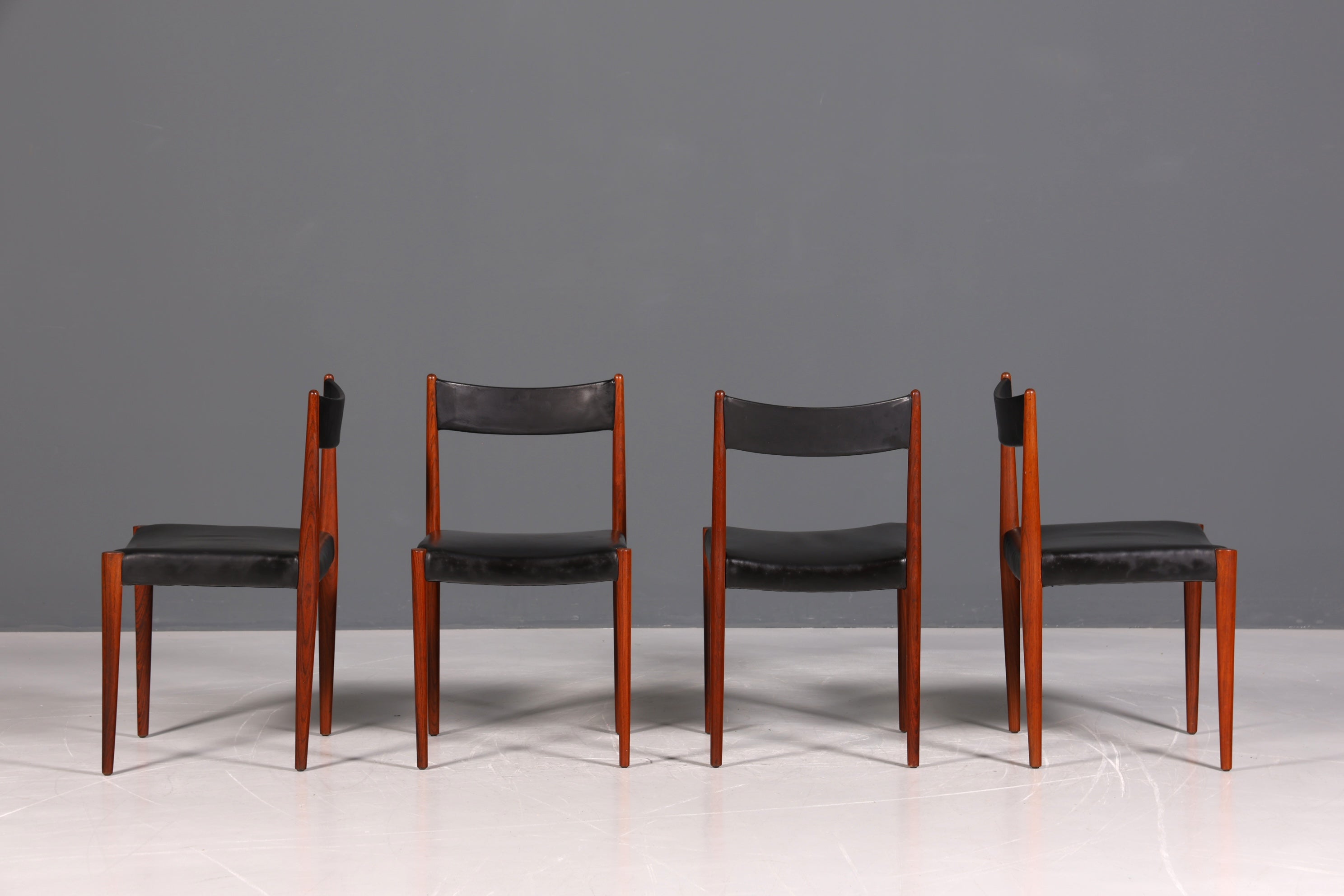 Ensemble de 4 chaises de cuisine rétro en palissandre, style Mid-Century, avec revêtement en cuir véritable et design danois.
