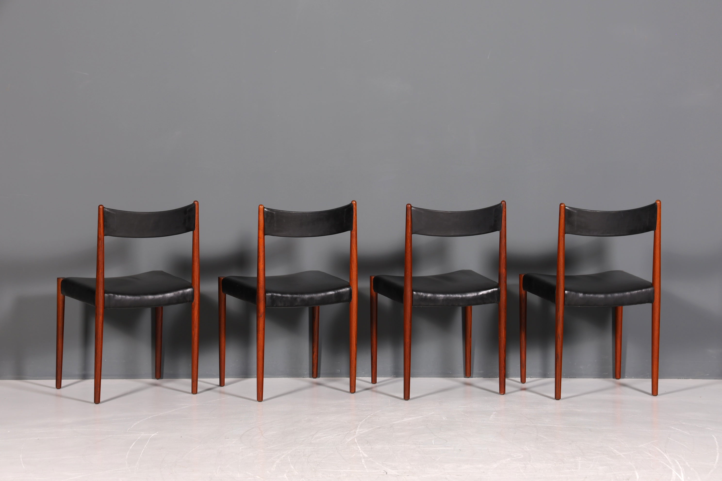 Ensemble de 4 chaises de cuisine rétro en palissandre, style Mid-Century, avec revêtement en cuir véritable et design danois.