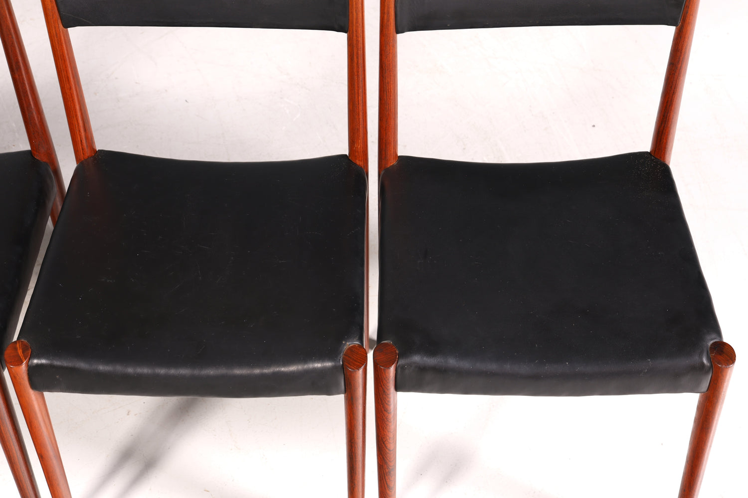 Ensemble de 4 chaises de cuisine rétro en palissandre, style Mid-Century, avec revêtement en cuir véritable et design danois.