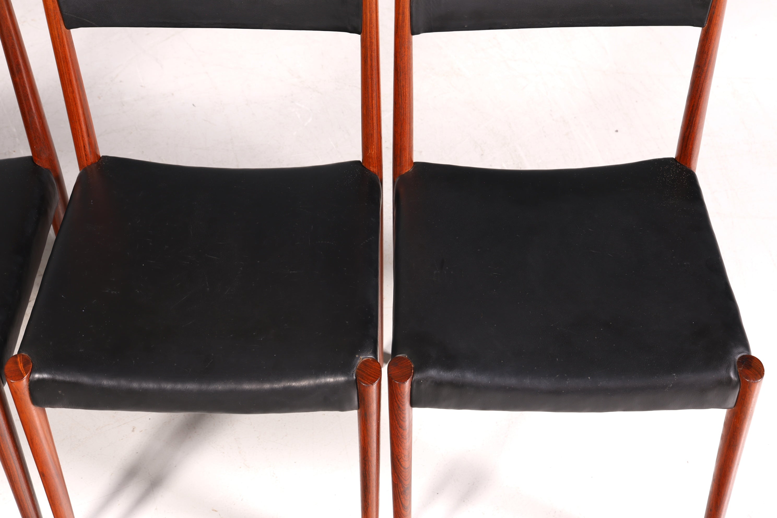 Ensemble de 4 chaises de cuisine rétro en palissandre, style Mid-Century, avec revêtement en cuir véritable et design danois.