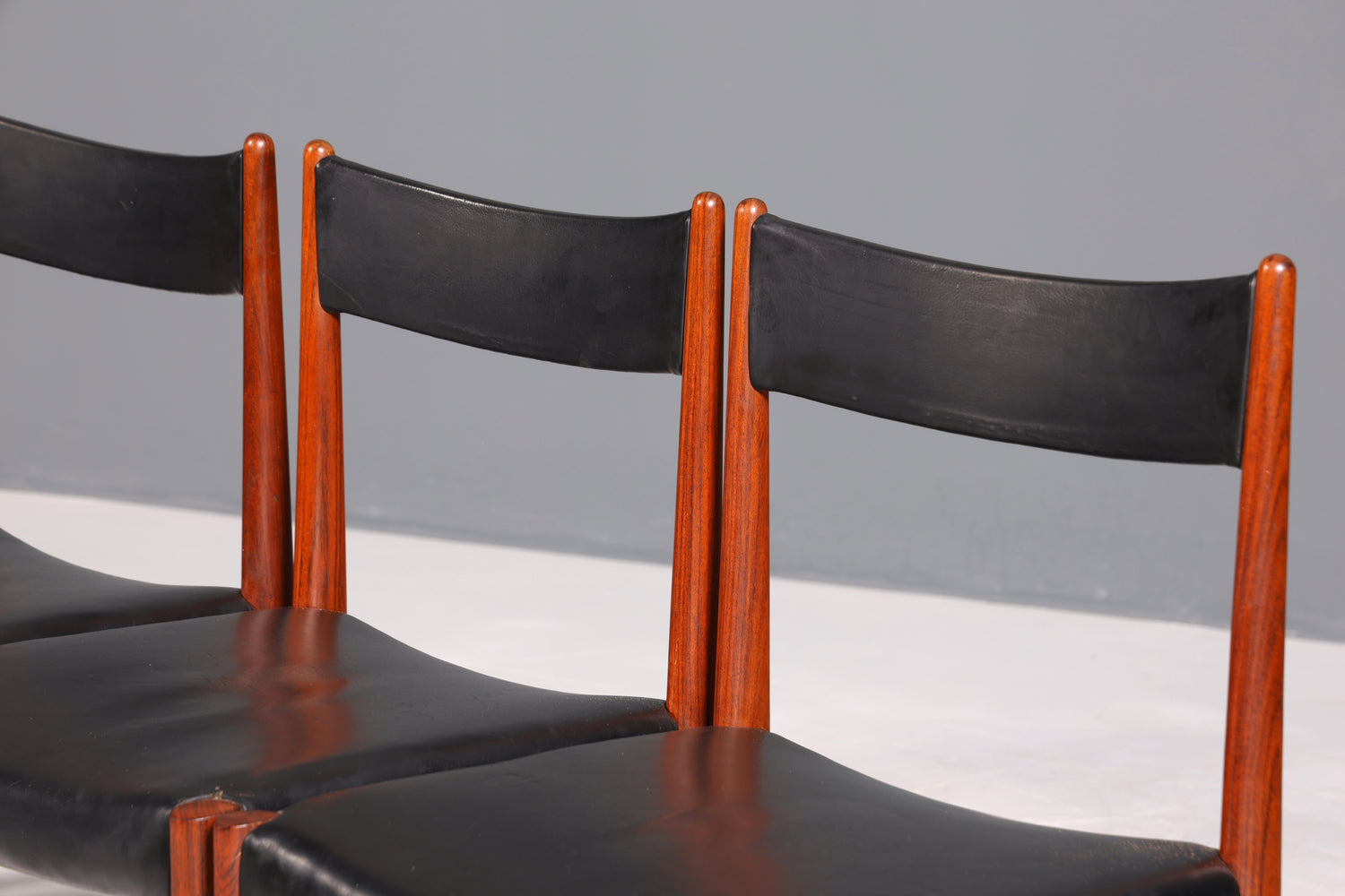 Ensemble de 4 chaises de cuisine rétro en palissandre, style Mid-Century, avec revêtement en cuir véritable et design danois.