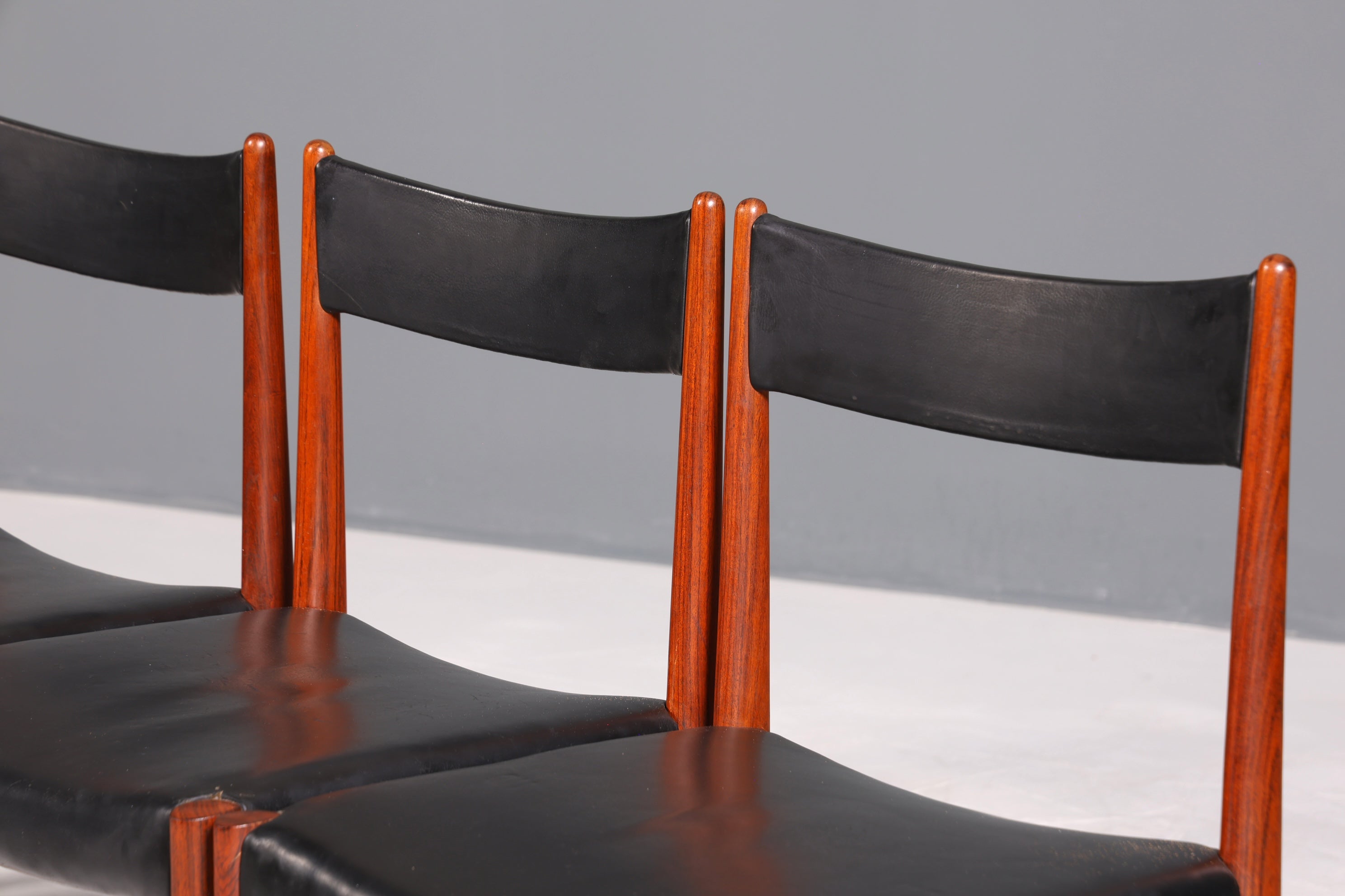 Ensemble de 4 chaises de cuisine rétro en palissandre, style Mid-Century, avec revêtement en cuir véritable et design danois.