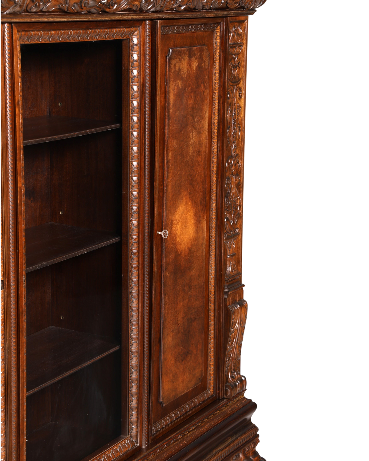 Hauptstadt Möblerei Neorenaissance Bücherschrank aus dunklem Echtholz mit aufwendigen Schnitzereien und Vitrinenteil