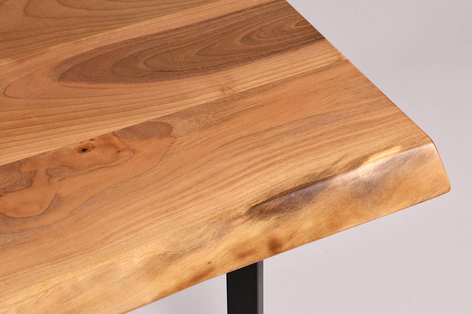 Traumhafter Nussbaum Tisch 140cm-100cm Esszimmer Tisch Baumkanten Platte Massiv Holz Küchentisch
