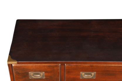 Hauptstadt Möblerei Sideboard im Military Chest Stil aus dunklem Echtholz mit Messingbeschlägen und versenkten Griffen
