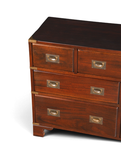 Hauptstadt Möblerei Sideboard im Military-Chest-Stil aus dunklem Echtholz mit Messingbeschlägen und versenkten Griffen
