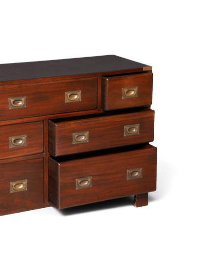 Hauptstadt Möblerei Sideboard im Military-Chest-Stil aus dunklem Echtholz mit Messingbeschlägen und Schubladen