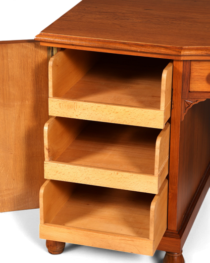 Hauptstadt Möblerei antiker Jugendstil Schreibtisch aus Eiche mit offenen Schubfächern und detaillierter Holzmaserung