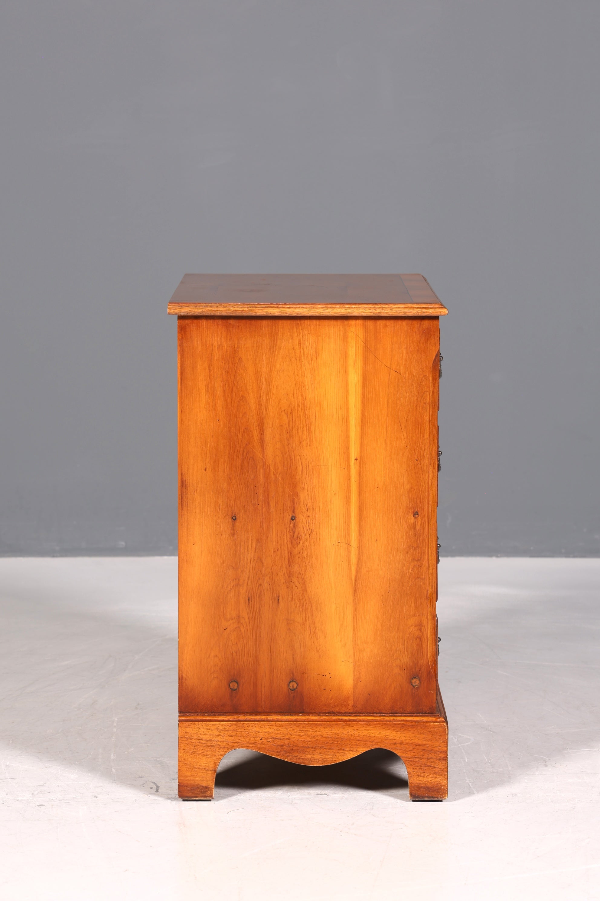 Commode anglaise en if, style rêveur, bois véritable, antiquité des années 1960