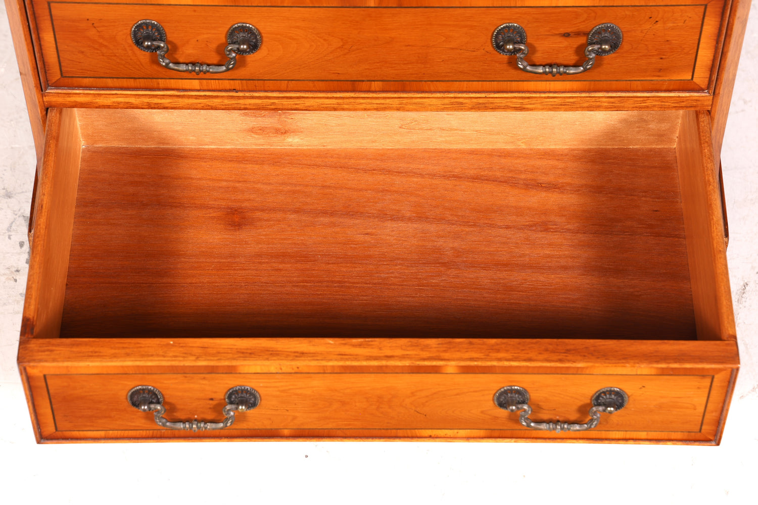 Commode anglaise en if, style rêveur, bois véritable, antiquité des années 1960