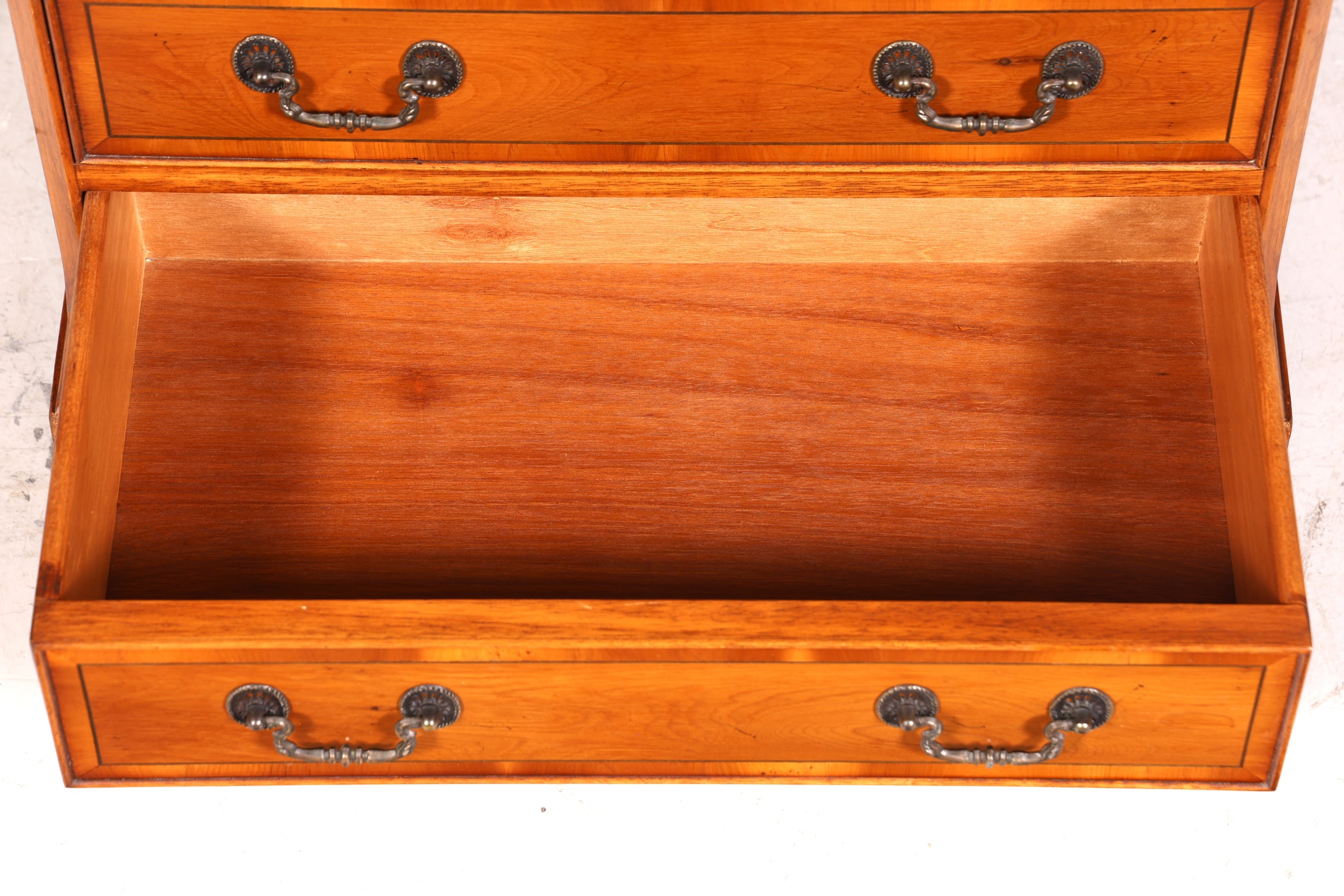 Commode anglaise en if, style rêveur, bois véritable, antiquité des années 1960