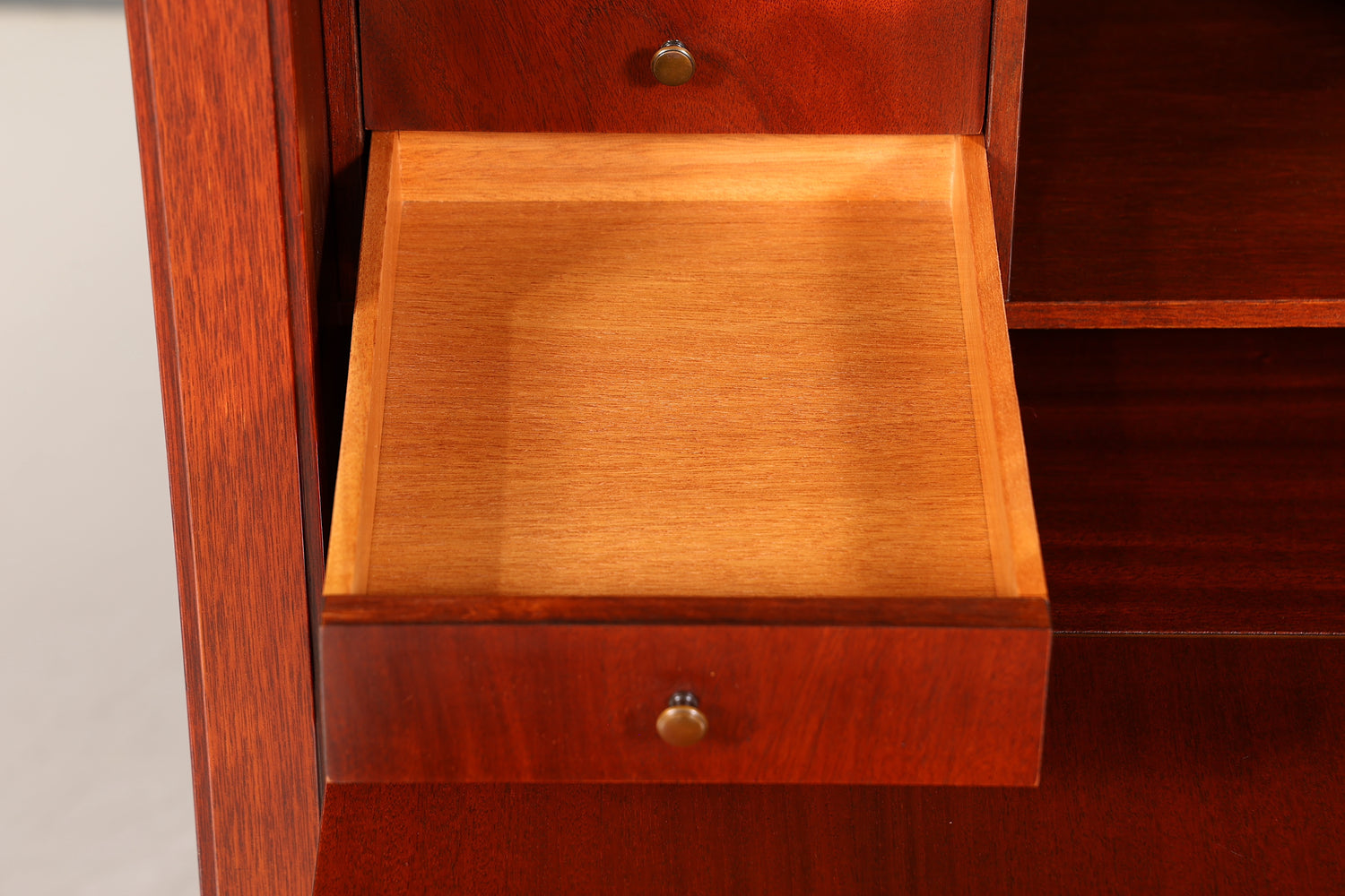 Stilvoller Sekretär im Englischen Stil Büro Vertiko Kommode Mahagoni Schreibkommode