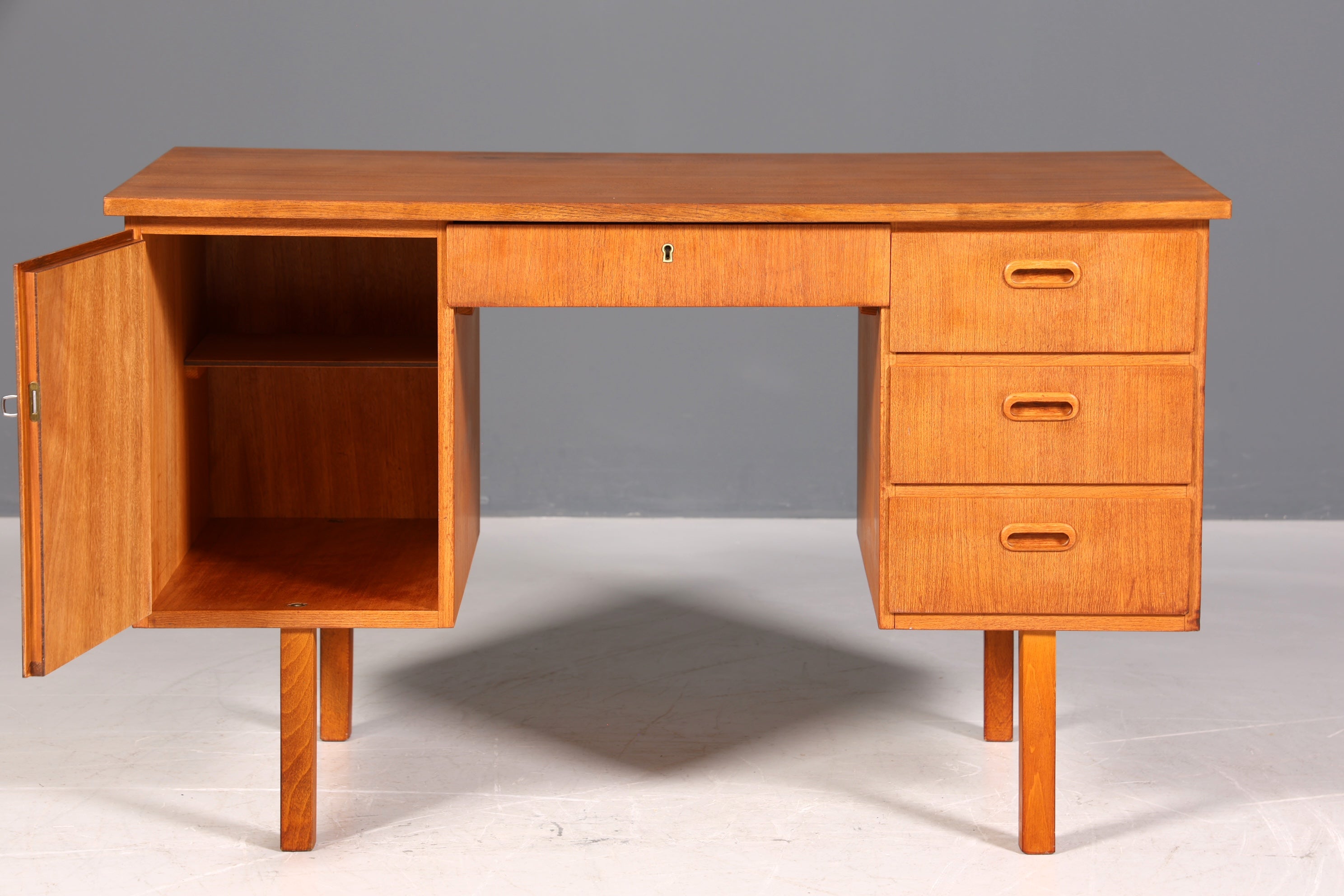 Magnifique bureau vintage de style danois, design des années 50, en bois de teck.