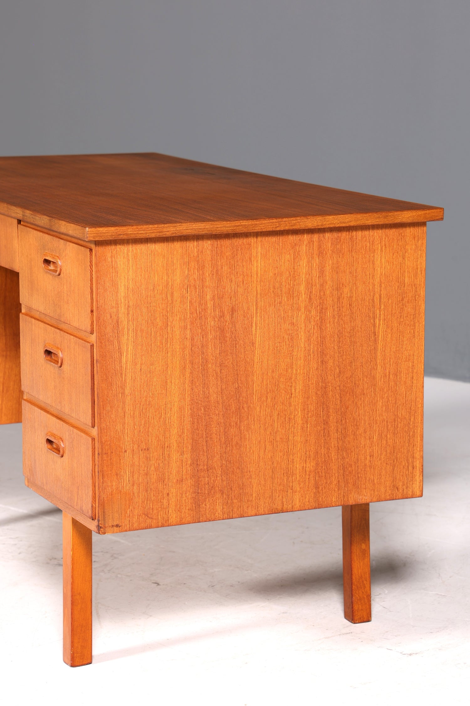 Magnifique bureau vintage de style danois, design des années 50, en bois de teck.