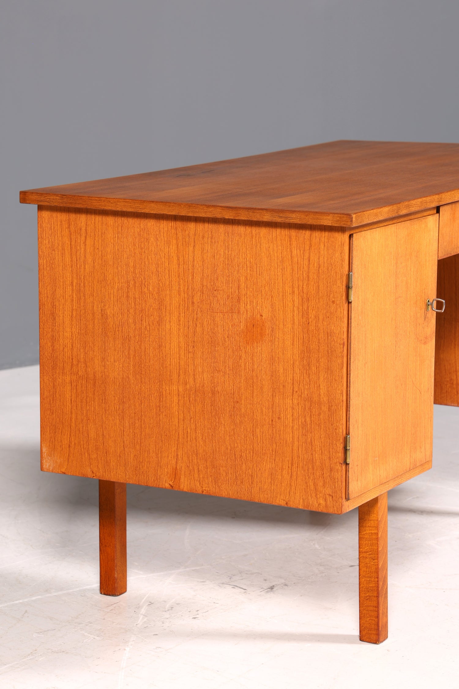 Magnifique bureau vintage de style danois, design des années 50, en bois de teck.