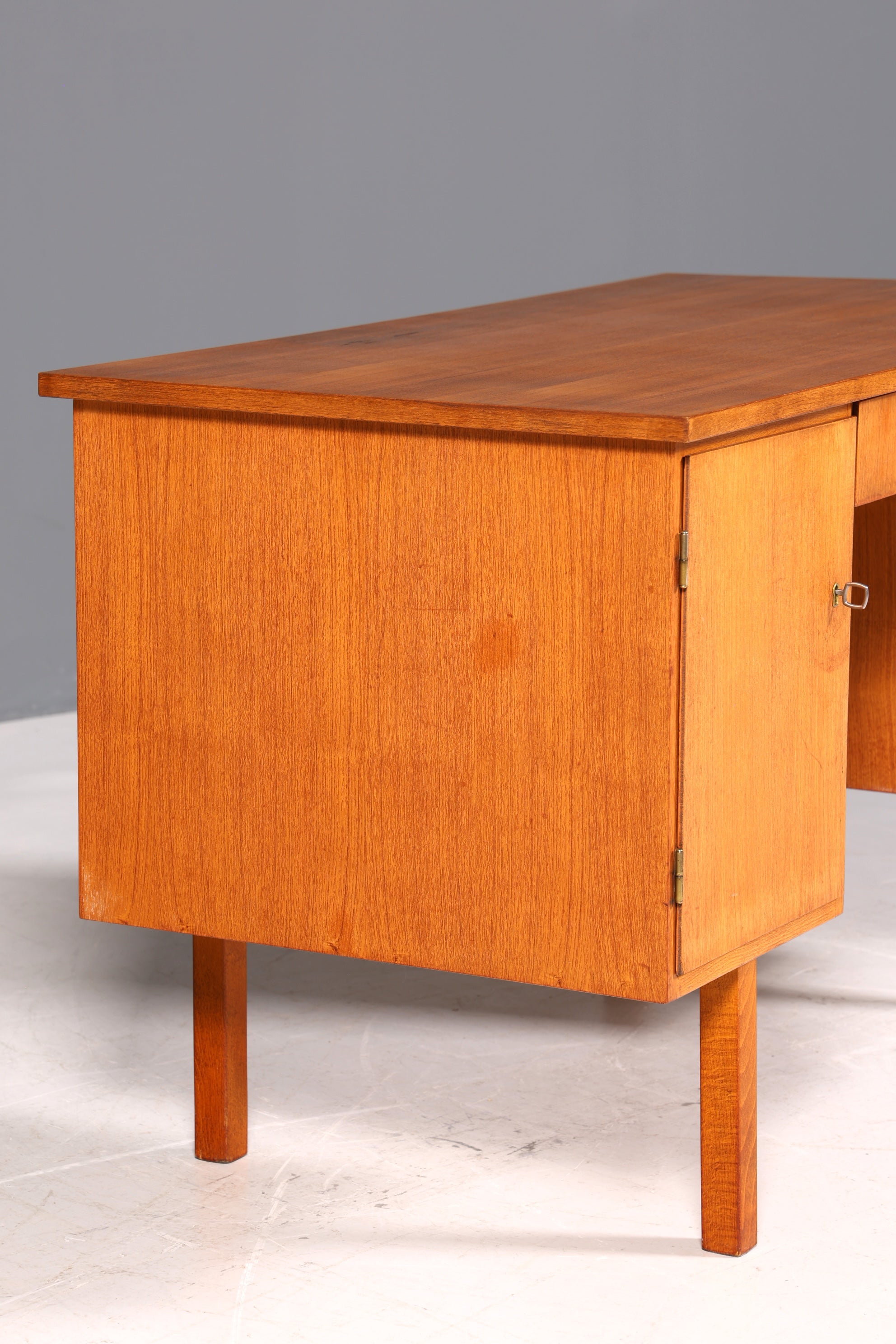 Magnifique bureau vintage de style danois, design des années 50, en bois de teck.