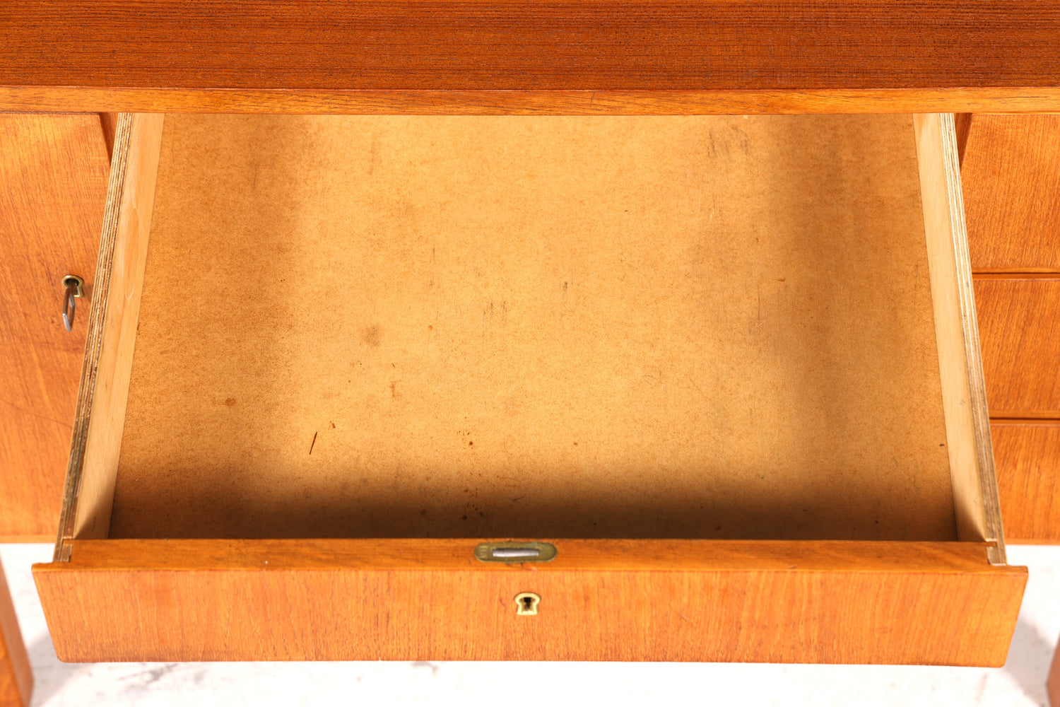 Magnifique bureau vintage de style danois, design des années 50, en bois de teck.