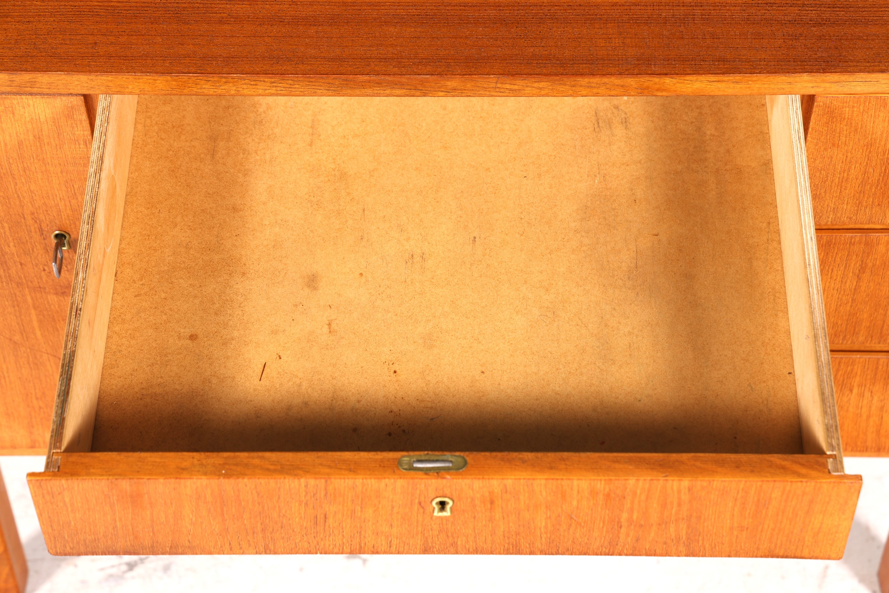 Magnifique bureau vintage de style danois, design des années 50, en bois de teck.