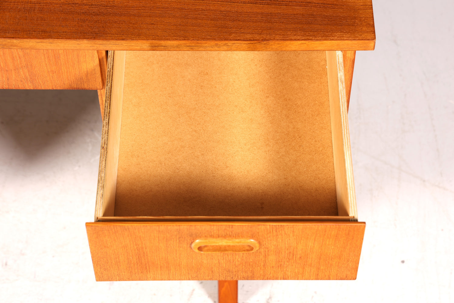 Magnifique bureau vintage de style danois, design des années 50, en bois de teck.