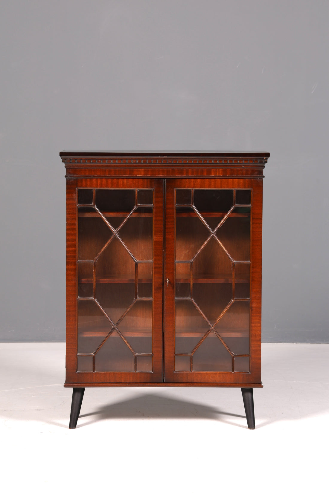 Traumhafte Englische Vitrine Mahagoni Bücherschrank Buffet Antik Stil Glasvitrine Schmal