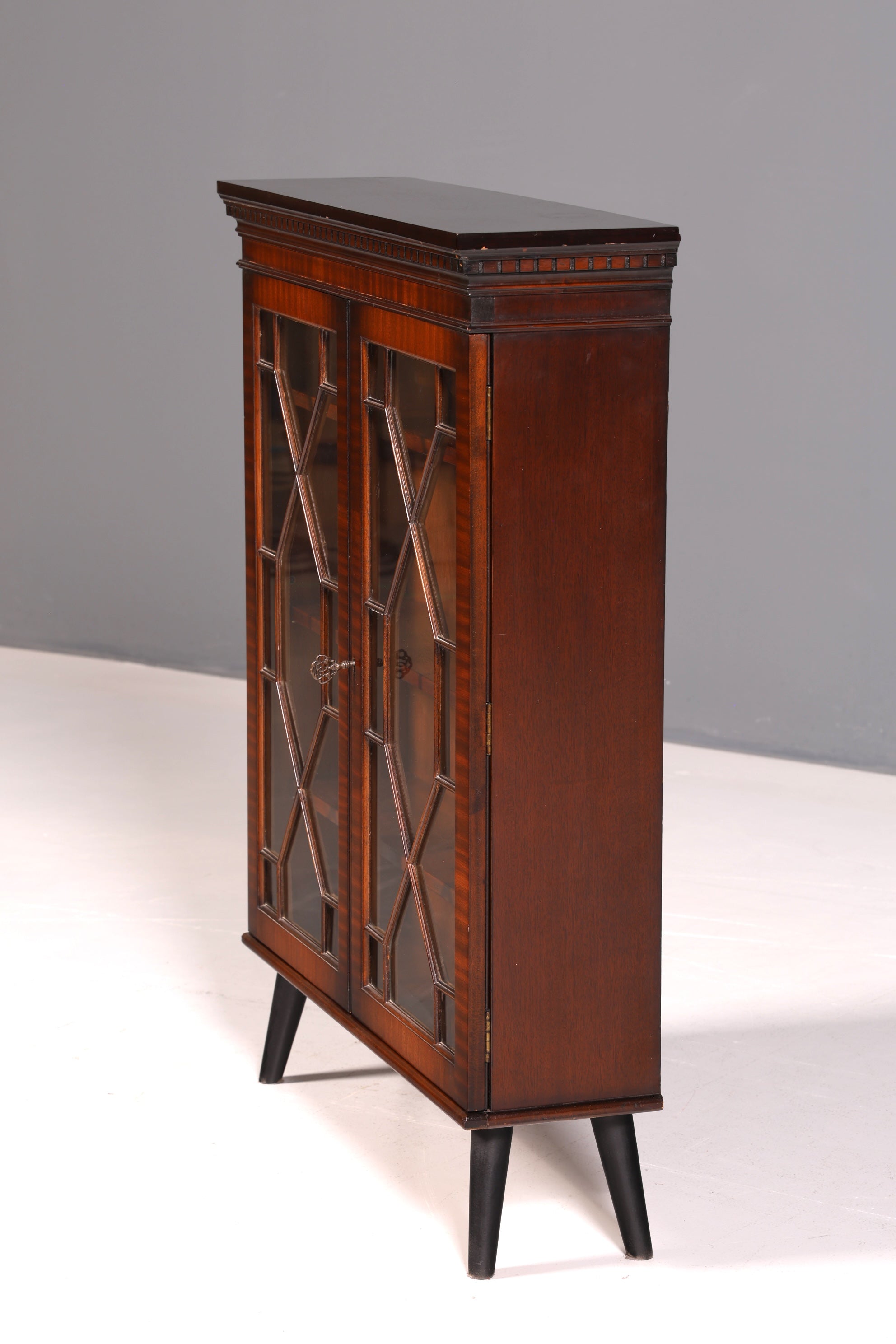 Traumhafte Englische Vitrine Mahagoni Bücherschrank Buffet Antik Stil Glasvitrine Schmal