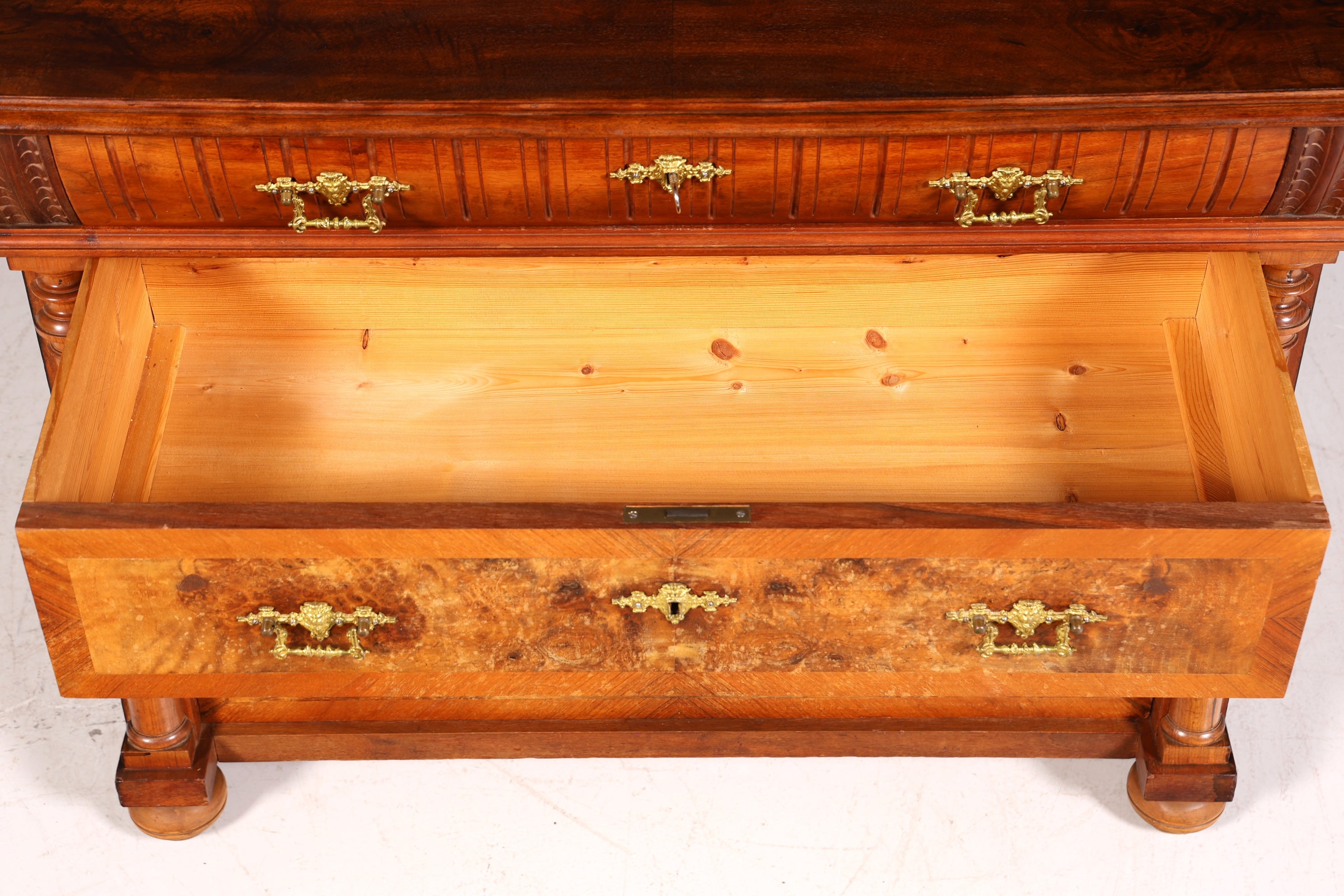 Magnifique commode/buffet Louis Philippe en noyer, époque Gründerzeit (fin du XIXe siècle), vers 1880.