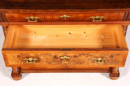 Magnifique commode/buffet Louis Philippe en noyer, époque Gründerzeit (fin du XIXe siècle), vers 1880.