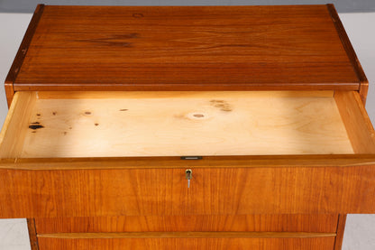 Buffet vintage en teck de style danois, au charme onirique, datant du milieu du siècle.