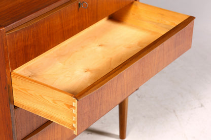 Buffet vintage en teck de style danois, au charme onirique, datant du milieu du siècle.