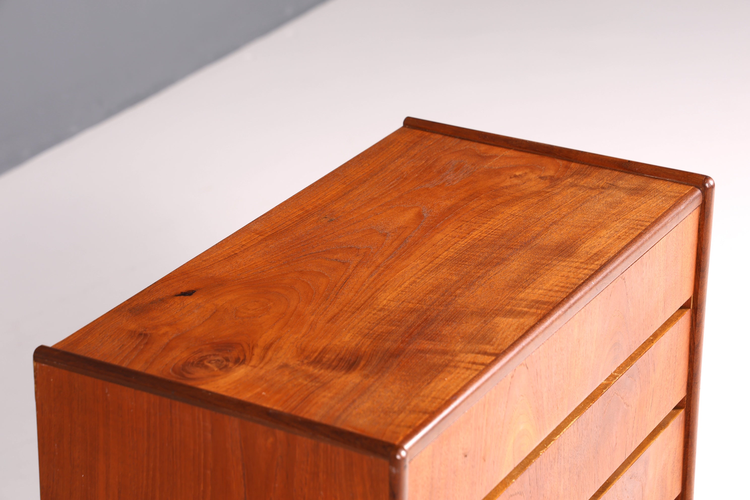 Magnifique commode vintage des années 60/70, design danois, style années 60/70.