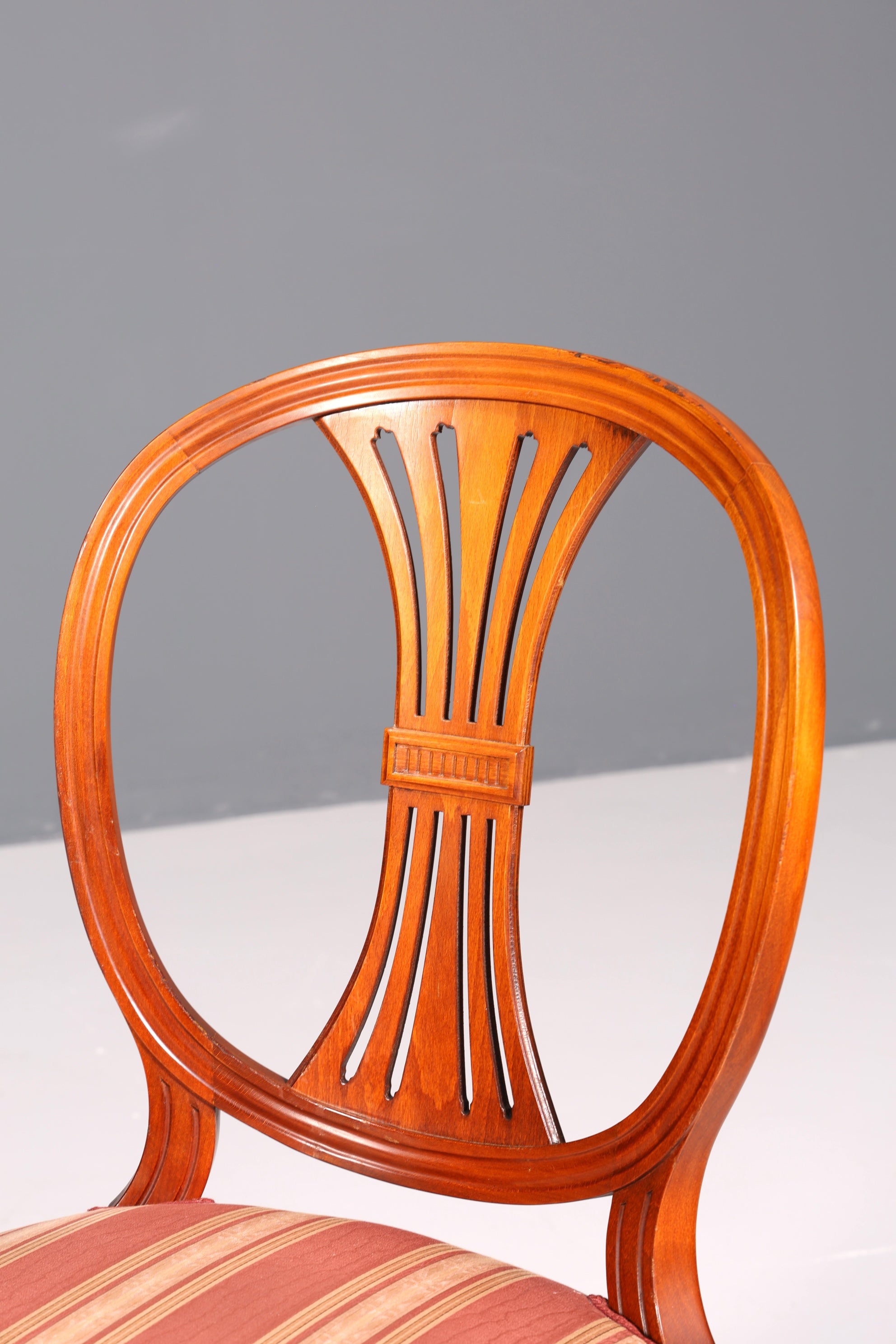 Ensemble de 4 chaises de salle à manger anglaises élégantes, chaises de cuisine antiques des années 1960.