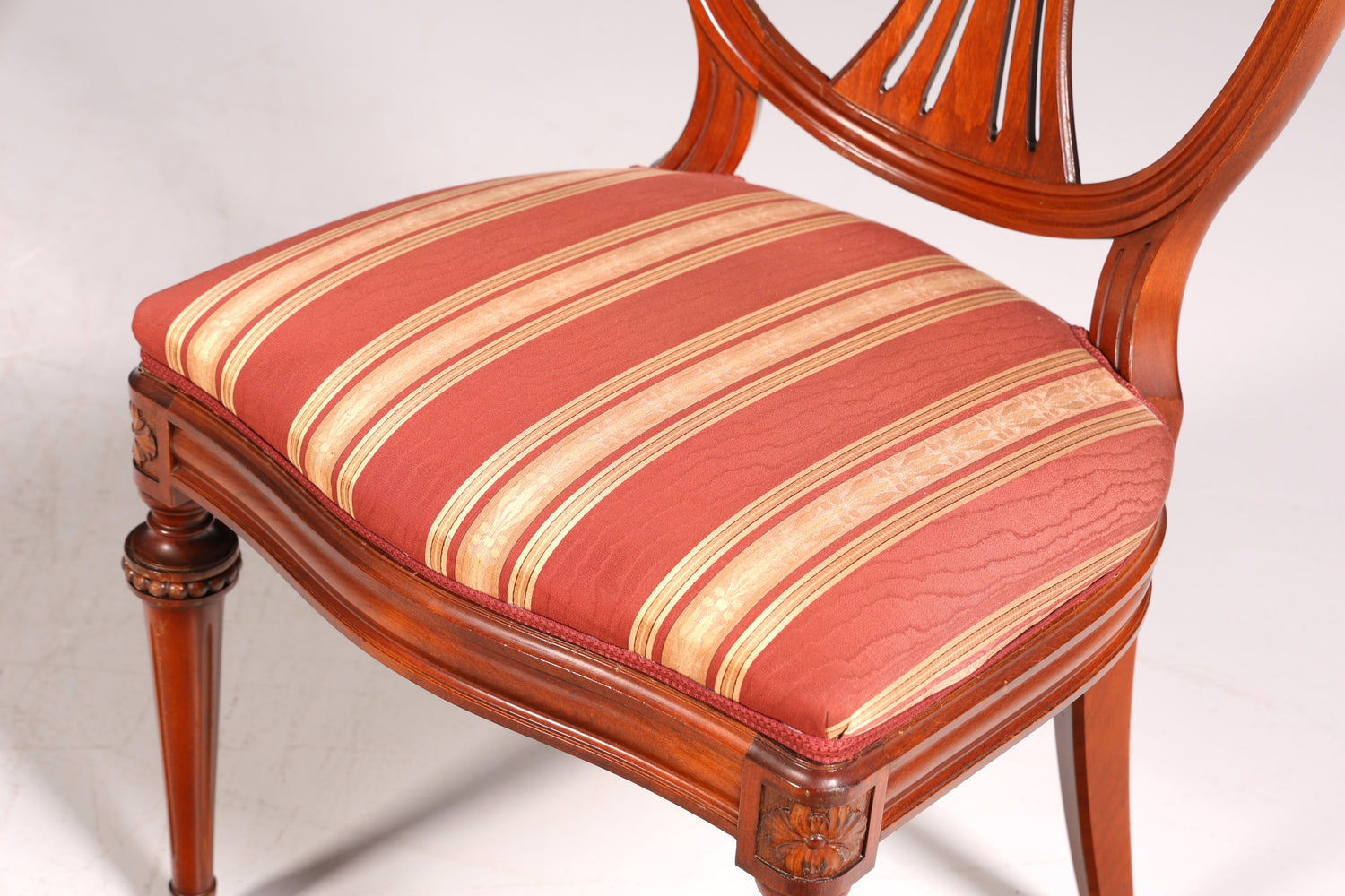 Ensemble de 4 chaises de salle à manger anglaises élégantes, chaises de cuisine antiques des années 1960.